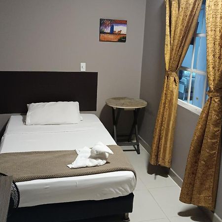 Hotel Simon Plaza Pereira Buitenkant foto